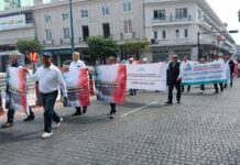 Jubilados de CFE protestan en Xalapa; temen recorte de hasta 50% en pensiones