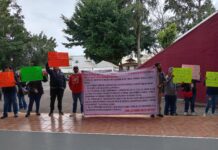 Protestan maestros y padres en la SEV; piden salida de supervisor y funcionarios