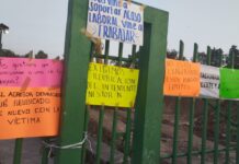 Protestan trabajadores y toman bachillerato en Coatepec por denuncia de acoso