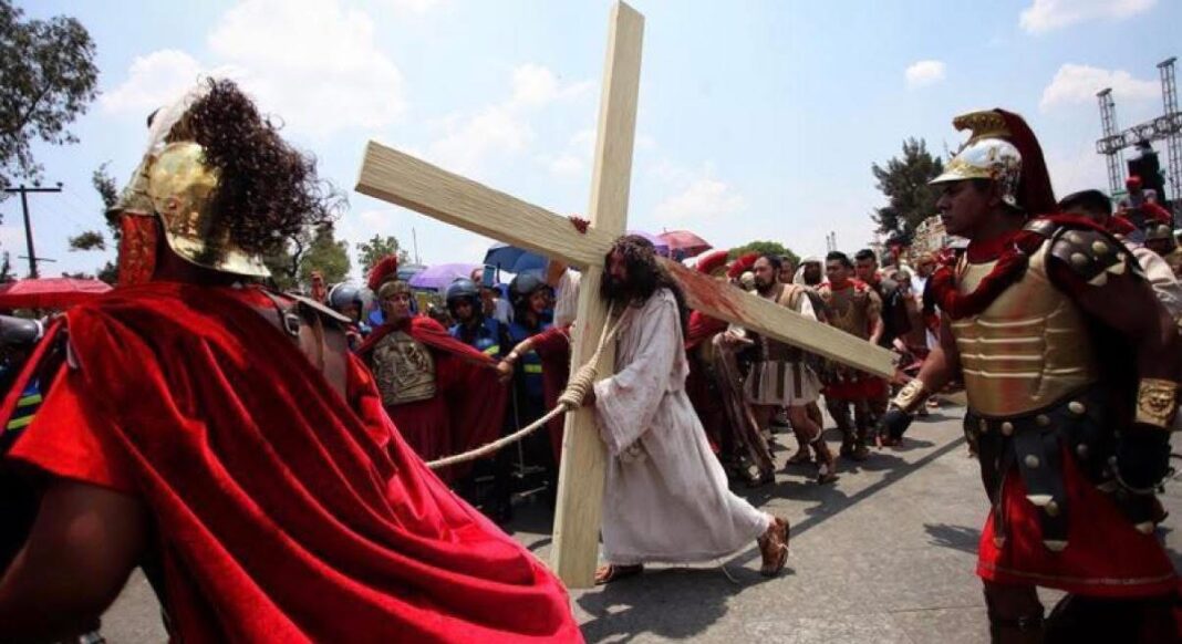 Empujones y tensión en Viacrucis de Iztapalapa por sobrecupo; falló operativo de seguridad Empujones y tensión en Viacrucis de Iztapalapa por sobrecupo; falló operativo de seguridad