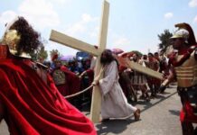 Empujones y tensión en Viacrucis de Iztapalapa por sobrecupo; falló operativo de seguridad