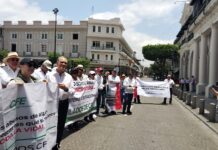 Jubilados de CFE marchan y bloquean calles del centro de Xalapa contra reforma a pensiones