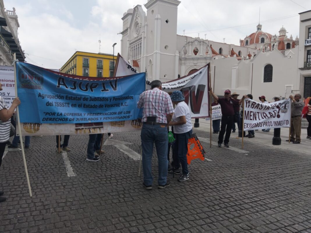 Jubilados regresan a plantones en Xalapa; denuncian engaños y falta de pago de seguros Jubilados regresan a plantones en Xalapa; denuncian engaños y falta de pago de seguros
