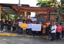 Sin maestros desde marzo, padres de familia toman primaria en Yanga