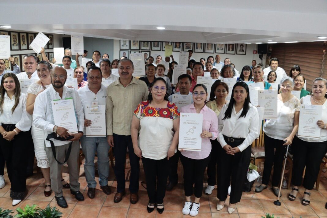 SEV entrega títulos de propiedad a 54 escuelas; destacan planteles con 94 años SEV entrega títulos de propiedad a 54 escuelas; destacan planteles con 94 años
