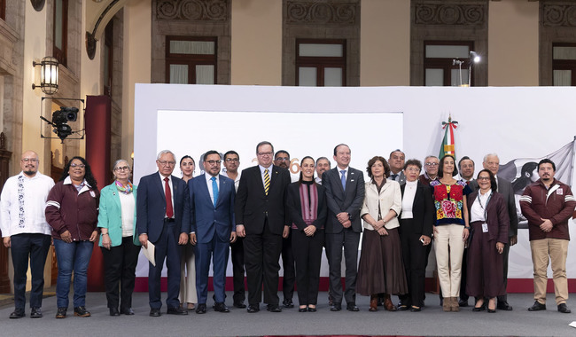Presidenta presenta Comité de Científicos y Especialistas que analizarán la explotación de gas natural no convencional Presidenta presenta Comité de Científicos y Especialistas que analizarán la explotación de gas natural no convencional