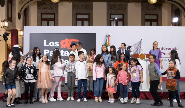 Queremos que las niñas y niños sean felices: Presidenta anuncia el inicio de la entrega del apoyo para uniformes y útiles “Rita Cetina” Queremos que las niñas y niños sean felices: Presidenta anuncia el inicio de la entrega del apoyo para uniformes y útiles “Rita Cetina”