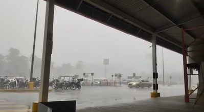 Tormenta y granizo toman por sorpresa a Xalapa Tormenta y granizo toman por sorpresa a Xalapa