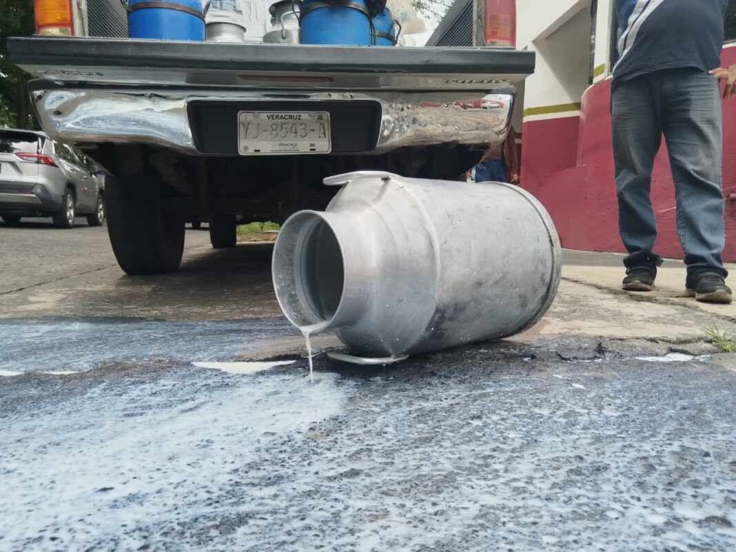Lecheros bloquean instalaciones de Leche para el Bienestar en Xalapa; acusan pérdidas millonarias Lecheros bloquean instalaciones de Leche para el Bienestar en Xalapa; acusan pérdidas millonarias