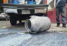 Lecheros bloquean instalaciones de Leche para el Bienestar en Xalapa; acusan pérdidas millonarias