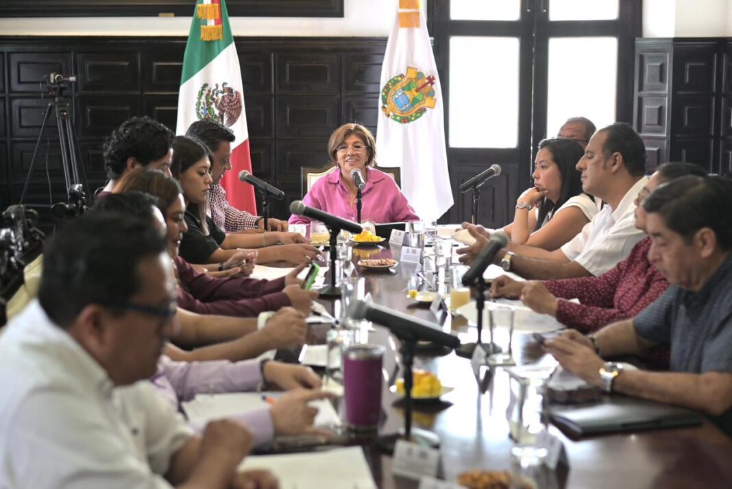Veracruz, primer municipio en aprobar reducción de deuda propuesta por gobernadora Rocío Nahle Veracruz, primer municipio en aprobar reducción de deuda propuesta por gobernadora Rocío Nahle