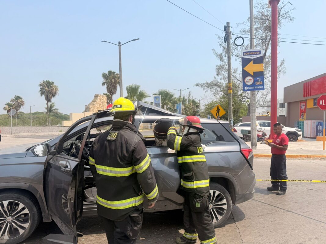 Atiende PC municipal de Veracruz explosión de cilindro de gas LP en vehículo particular Atiende PC municipal de Veracruz explosión de cilindro de gas LP en vehículo particular