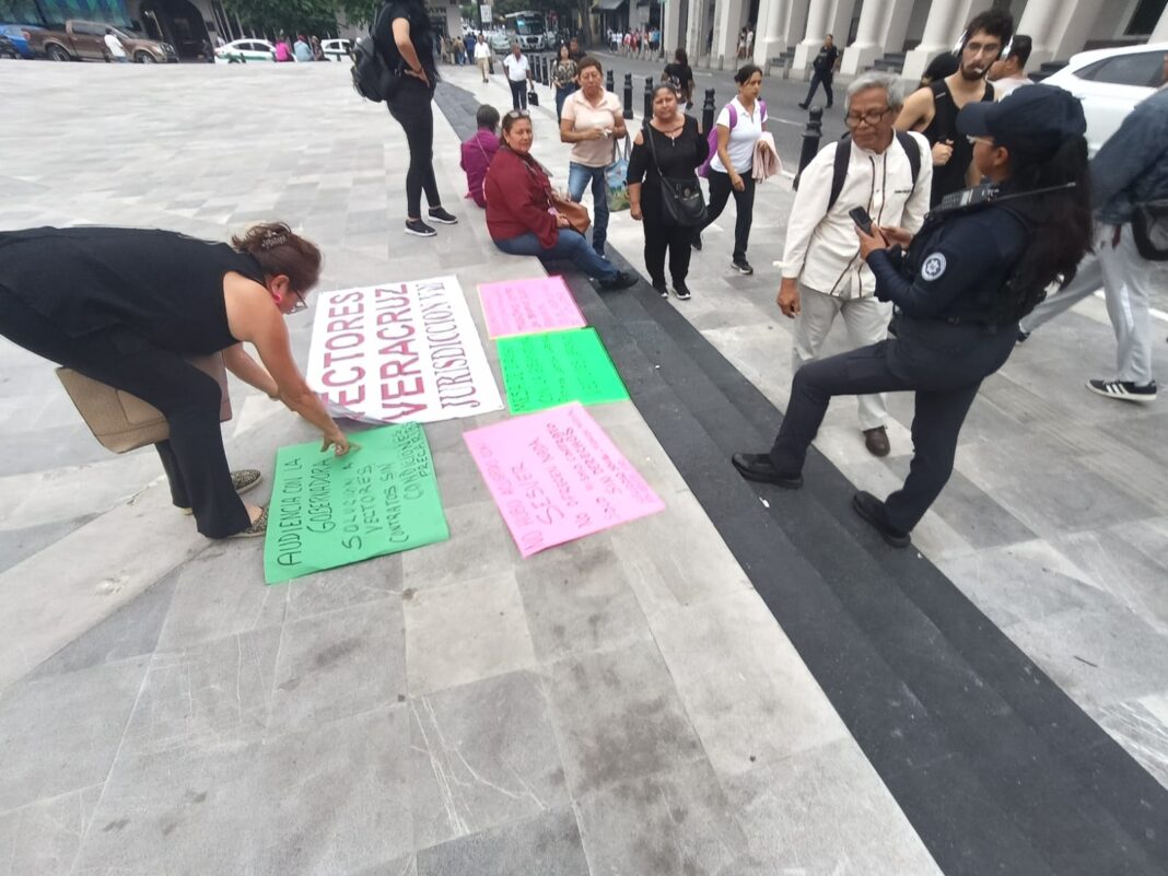 Trabajadores de Vectores se manifiestan en Xalapa; denuncian precariedad laboral Trabajadores de Vectores se manifiestan en Xalapa; denuncian precariedad laboral