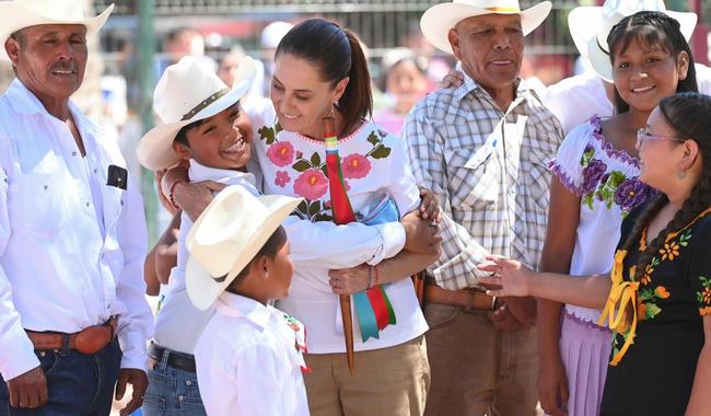 Presidenta firma decreto por el cual suman 45 mil 794 ha restituidas al pueblo Yaqui, inaugura comedor y anuncia plan de agricultura y pesca Presidenta firma decreto por el cual suman 45 mil 794 ha restituidas al pueblo Yaqui, inaugura comedor y anuncia plan de agricultura y pesca
