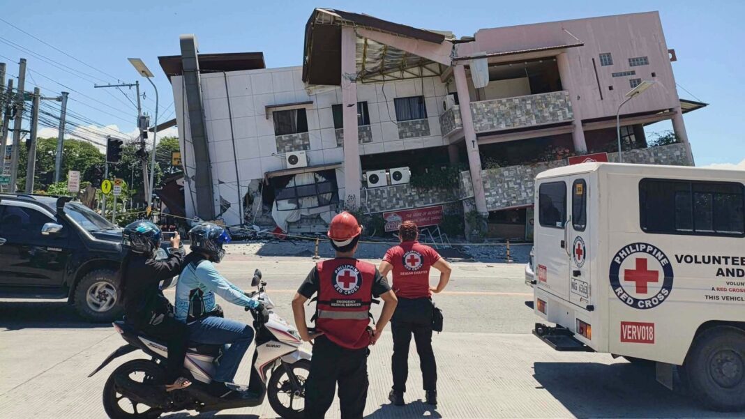 Sismo de 7.8 en Filipinas deja 32 muertos, cientos de heridos y desaparecidos Sismo de 7.8 en Filipinas deja 32 muertos, cientos de heridos y desaparecidos