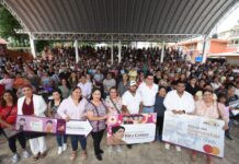 Reciben 738 estudiantes de Xalapa tarjetas Rita Cetina para útiles y uniformes escolares