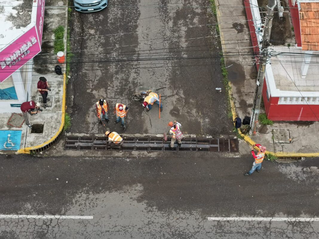 Limpieza preventiva de canales agiliza el desfogue de agua pluvial tras intensas lluvias en Veracruz Limpieza preventiva de canales agiliza el desfogue de agua pluvial tras intensas lluvias en Veracruz