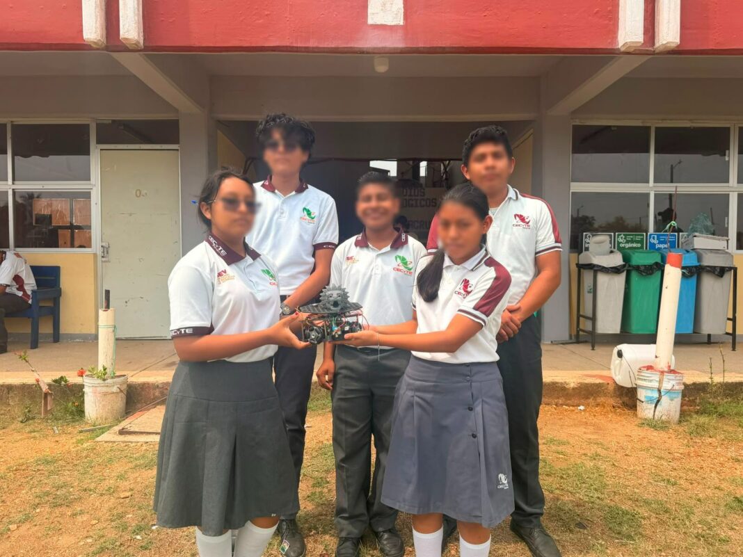 Equipo de Robótica del CECyTEV 19 Coatzacoalcos competirá en la Copa Nacional FutBotMX Equipo de Robótica del CECyTEV 19 Coatzacoalcos competirá en la Copa Nacional FutBotMX
