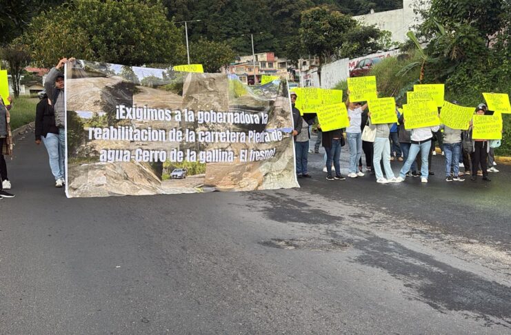 Bloquean carretera Xalapa-Perote para exigir reparación de vía estatal en Tlacolulan