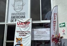 Clausura SEP actividades de la Universidad Americana de Puebla en Xalapa; padres de familia exigen devolución de colegiaturas