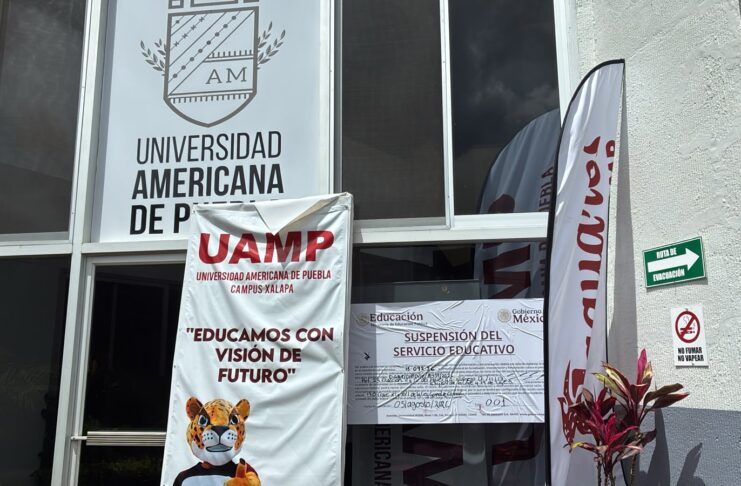Clausura SEP actividades de la Universidad Americana de Puebla en Xalapa; padres de familia exigen devolución de colegiaturas