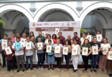 Garantiza Rosa María patrimonio de familias en colonias de Veracruz con entrega de escrituras
