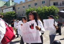 Marchan trabajadores de IMSS-Bienestar en Xalapa; reclaman solución a conflictos laborales