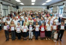 En coordinación con el IVEA, Ayuntamiento entrega certificados de alfabetización