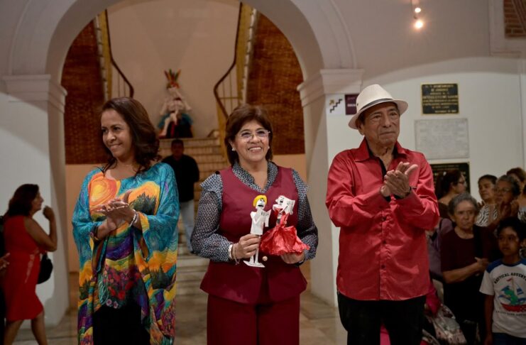 Inaugura Rosa María exposición colectiva “Bajo la Piel: Todos Somos Calacas”