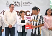 Inicia Rosa María entrega de históricas becas universitarias en la ciudad de Veracruz